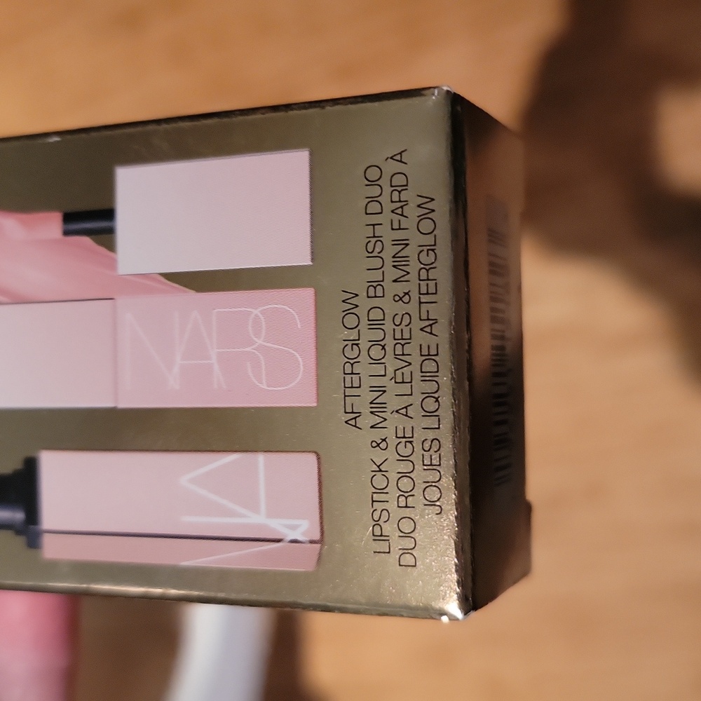NARS Makeup Set with Pink and Red Shades - Picture 10 of 12